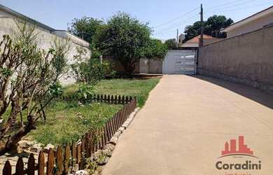 Imagem: A casa à venda possui 3 Dormitórios, 3 Banheiros, 5 Vagas