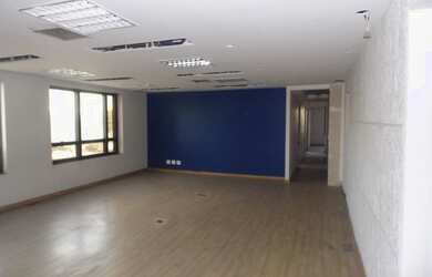 Imagem: O depósito possui 5 Vagas na garagem, 370m² de Área e está