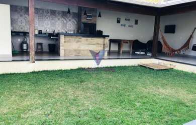 Imagem: A casa possui 3 Dormitórios, 2 Banheiros, 2 Vagas na garagem