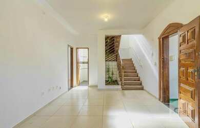 Imagem: A casa possui 5 Dormitórios, 2 Banheiros, 2 Vagas na garagem