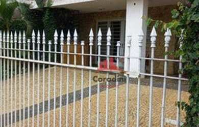 Imagem: A casa possui 4 Dormitórios, 3 Banheiros, 3 Vagas na garagem