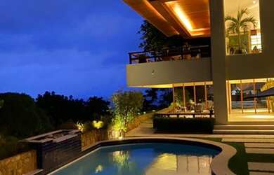 Imagem: A casa possui 5 Dormitórios, 5 Banheiros, 4 Vagas na garagem