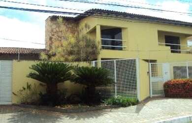 Imagem: A casa possui 4 Dormitórios, 5 Banheiros, 5 Vagas na garagem