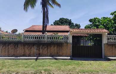 Imagem: A casa possui 3 Dormitórios, 2 Banheiros, 4 Vagas na garagem