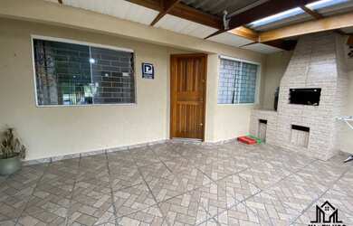 Imagem: A casa possui 2 Dormitórios, 1 Banheiro, 2 Vagas na garagem