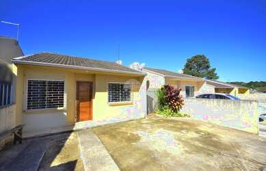 Imagem: A casa possui 3 Dormitórios, 1 Banheiro, 2 Vagas na garagem