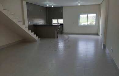 Imagem: A casa possui 3 Dormitórios, 3 Banheiros, 4 Vagas na garagem