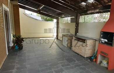 Imagem: A casa possui 3 Dormitórios, 4 Banheiros, 2 Vagas na garagem