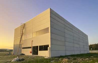 Imagem: O depósito possui 986m² de Área e está localizado em Porto