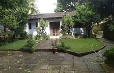 Imagem: A casa possui 3 Dormitórios, 3 Banheiros, 4 Vagas na garagem