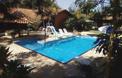 Imagem: A casa possui 4 Dormitórios, 5 Banheiros, 5 Vagas na garagem