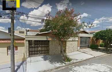 Imagem: A casa possui 4 Dormitórios, 3 Banheiros, 3 Vagas na garagem