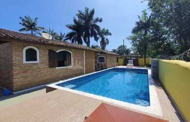 Imagem: A casa possui 4 Dormitórios, 3 Banheiros, 4 Vagas na garagem