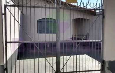 Imagem: A casa possui 1 Dormitório, 1 Banheiro, 1 Vaga na garagem