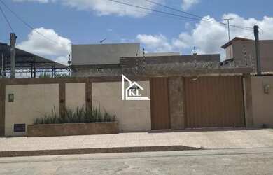 Imagem: A casa possui 3 Dormitórios, 2 Banheiros, 2 Vagas na garagem