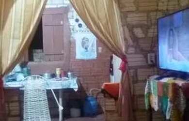 Imagem: A casa possui 2 Dormitórios, 1 Banheiro, 1 Vaga na garagem