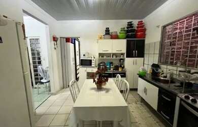 Imagem: A casa possui 2 Dormitórios, 1 Banheiro, 1 Vaga na garagem