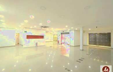 Imagem: O depósito possui 4 Vagas na garagem, 420m² de Área e está