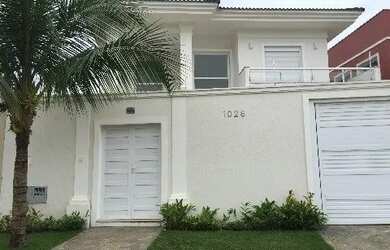 Imagem: A casa possui 4 Dormitórios, 2 Banheiros, 300m² de Área e