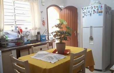 Imagem: A casa possui 4 Dormitórios, 2 Banheiros, 3 Vagas na garagem