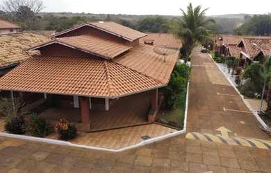 Imagem: A casa em condomínio possui 4 Dormitórios, 3 Banheiros, 2