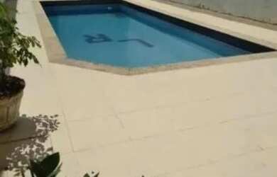 Imagem: A casa possui 3 Dormitórios, 2 Banheiros, 2 Vagas na garagem