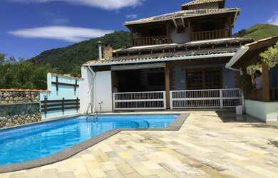 Imagem: A casa possui 5 Dormitórios, 5 Banheiros, 4 Vagas na garagem