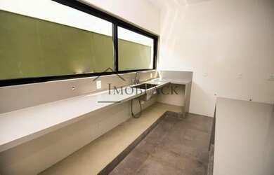 Imagem: A casa em condomínio possui 4 Dormitórios, 5 Banheiros, 2