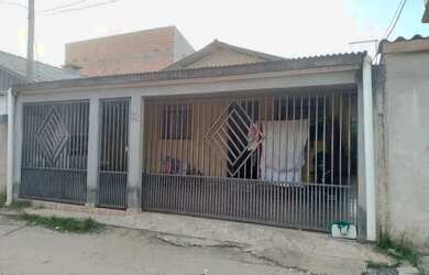 Imagem: A casa possui 2 Dormitórios, 1 Banheiro, 1 Vaga na garagem