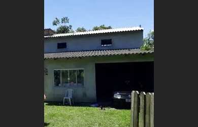 Imagem: A casa possui 3 Dormitórios, 2 Banheiros, 1 Vaga na garagem