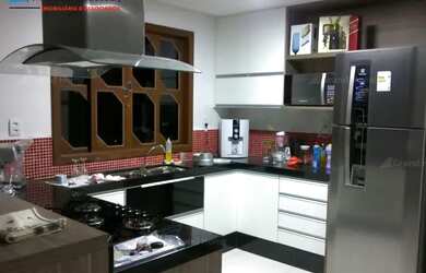 Imagem: A casa possui 3 Dormitórios, 4 Banheiros, 3 Vagas na garagem