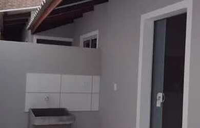 Imagem: A casa possui 2 Dormitórios, 1 Banheiro, 1 Vaga na garagem