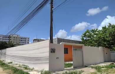 Imagem: A casa possui 3 Dormitórios, 1 Banheiro e 3 Vagas na garagem