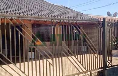 Imagem: A casa possui 3 Dormitórios, 2 Banheiros, 2 Vagas na garagem