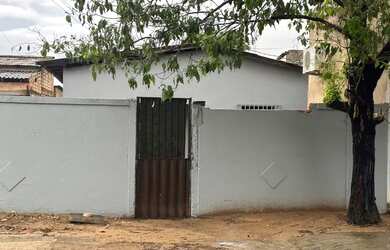 Imagem: A casa possui 2 Dormitórios e 1 Banheiro e está localizado