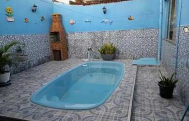 Imagem: A casa possui 3 Dormitórios, 1 Banheiro, 1 Vaga na garagem