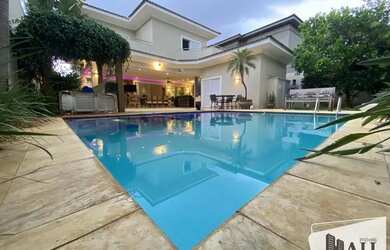 Imagem: A casa em condomínio possui 4 Dormitórios, 5 Banheiros, 5