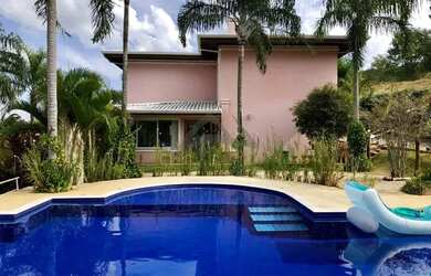 Imagem: A casa em condomínio possui 5 Dormitórios, 5 Banheiros, 5