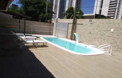 Imagem: A casa possui 2 Banheiros, 2 Vagas na garagem e está localizado