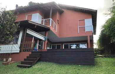 Imagem: A casa possui 3 Dormitórios, 4 Banheiros, 3 Vagas na garagem