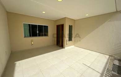 Imagem: A casa possui 3 Dormitórios, 2 Banheiros, 5 Vagas na garagem