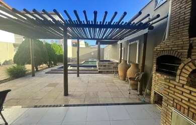 Imagem: A casa possui 5 Dormitórios, 4 Banheiros, 5 Vagas na garagem