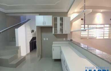 Imagem: A casa possui 3 Dormitórios, 3 Banheiros, 5 Vagas na garagem