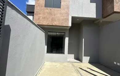 Imagem: A casa possui 3 Dormitórios, 3 Banheiros, 2 Vagas na garagem