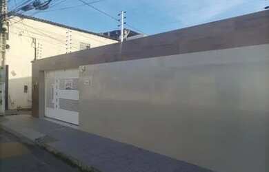 Imagem: A casa possui 3 Dormitórios, 2 Banheiros, 1 Vaga na garagem