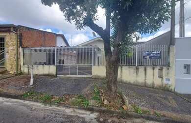 Imagem: A casa possui 2 Dormitórios, 1 Banheiro, 2 Vagas na garagem