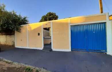 Imagem: A casa possui 3 Dormitórios, 2 Banheiros, 1 Vaga na garagem