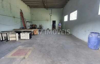Imagem: O depósito possui 5 Vagas na garagem e 321m² de Área e está