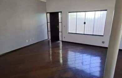 Imagem: A casa possui 3 Dormitórios, 4 Banheiros, 4 Vagas na garagem