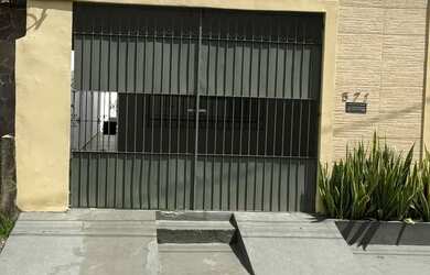 Imagem: A casa possui 2 Dormitórios, 1 Banheiro, 1 Vaga na garagem